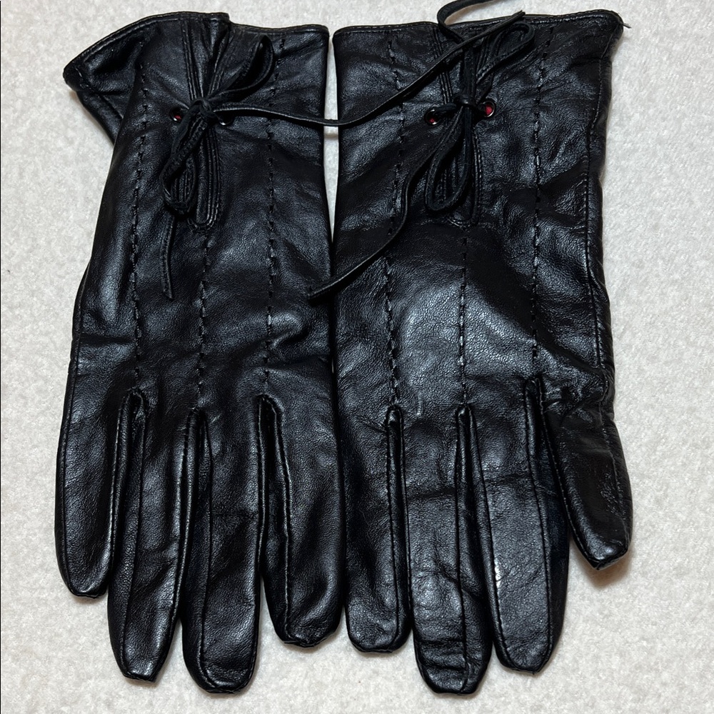 Dainty feminine lined leather gloves w lacing detail